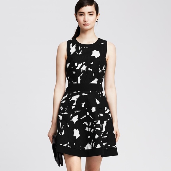 Banana Republic Dresses & Skirts - Banana Republic Textured Floral Fit & Flare Dress